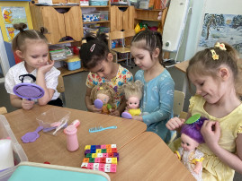 Воспитанники группы "Незабудка"  играют в игру "Семья".