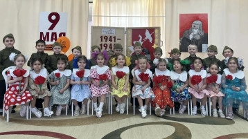 Воспитанники с поделками к 9 мая.