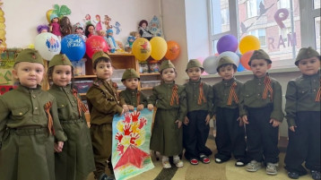 Воспитанники МБДОУ 30 в военных костюмах.