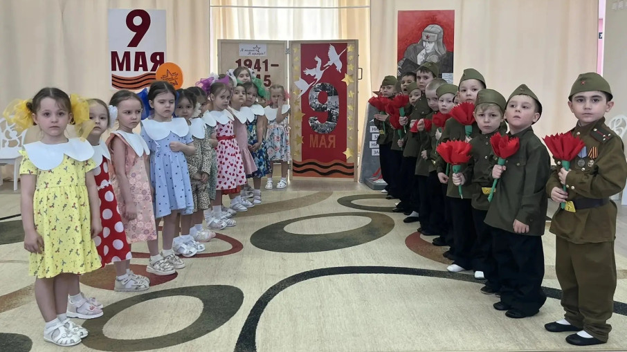 Воспитанники на праздничном концерте.