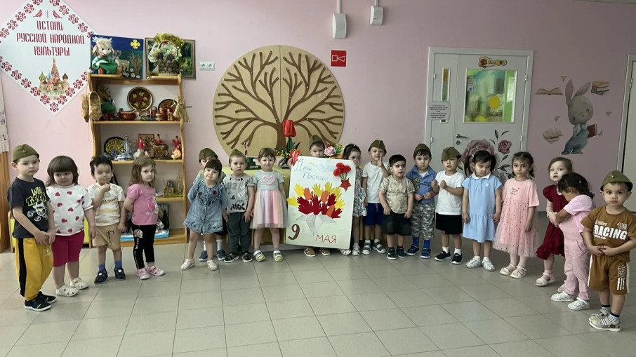 Воспитанники с поделками к 9 мая.