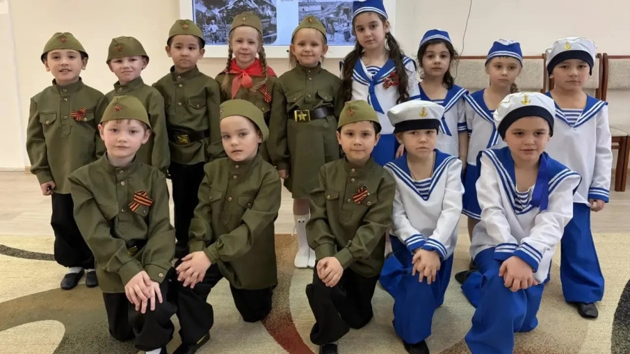 Воспитанники МБДОУ 30 в военных костюмах.