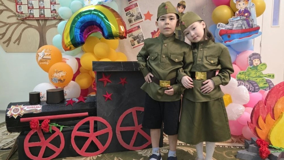 Воспитанники МБДОУ 30 в военных костюмах.